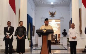 Presiden RI Prabowo Subianto mengumumkan ketentuan Tunjangan Hari Raya (THR) untuk Aparatur Sipil Negara (ASN), prajurit TNI/Polri, hakim, dan pensiunan di Istana Merdeka, Selasa (11/3/2025). (Mentari Dwi Gayati)