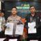 Kapolres Cianjur, Jawa Barat AKBP Rohman Yongky Dilatha didampingi Kasat Reskrim Polres Cianjur AKP Tono Listianto menunjukan dokumen dari para tersangka pemalsu STNK kendaraan anggota Kerajaan Sunda Nusantara.