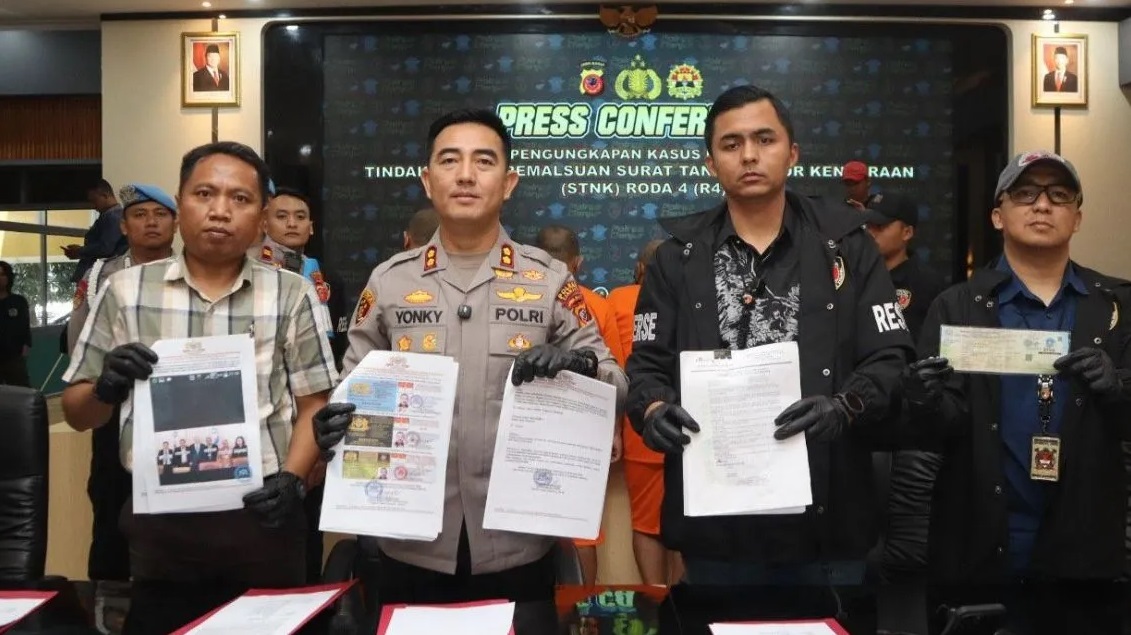 Kapolres Cianjur, Jawa Barat AKBP Rohman Yongky Dilatha didampingi Kasat Reskrim Polres Cianjur AKP Tono Listianto menunjukan dokumen dari para tersangka pemalsu STNK kendaraan anggota Kerajaan Sunda Nusantara.