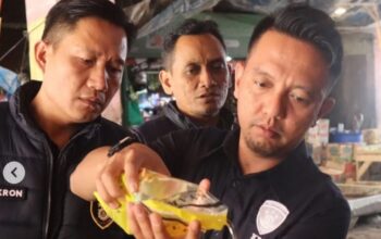 Satgas Pangan Polres Sukabumi Kota saat mentera ulang isi MinyaKita kemasan satu liter yang berada di Pasar Gudang, Kota Sukabumi, Jawa Barat, Rabu, (12/3/2025). 