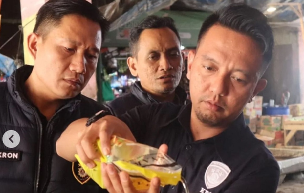 Satgas Pangan Polres Sukabumi Kota saat mentera ulang isi MinyaKita kemasan satu liter yang berada di Pasar Gudang, Kota Sukabumi, Jawa Barat, Rabu, (12/3/2025). 