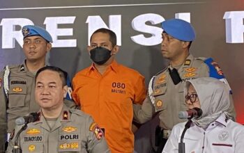 Karopenmas Divisi Humas Polri Brigjen Pol Trunoyudo Wisnu Andiko (kiri depan) bersama komisioner Kompolnas Ida Oetari Poernamasasi (kanan depan) menggelar konferensi pers kasus hukum AKBP Fajar Widyadharma Lukman Sumaatmaja (tengah) di Divisi Humas Polri, Jakarta, Kamis, (13/3/2025).