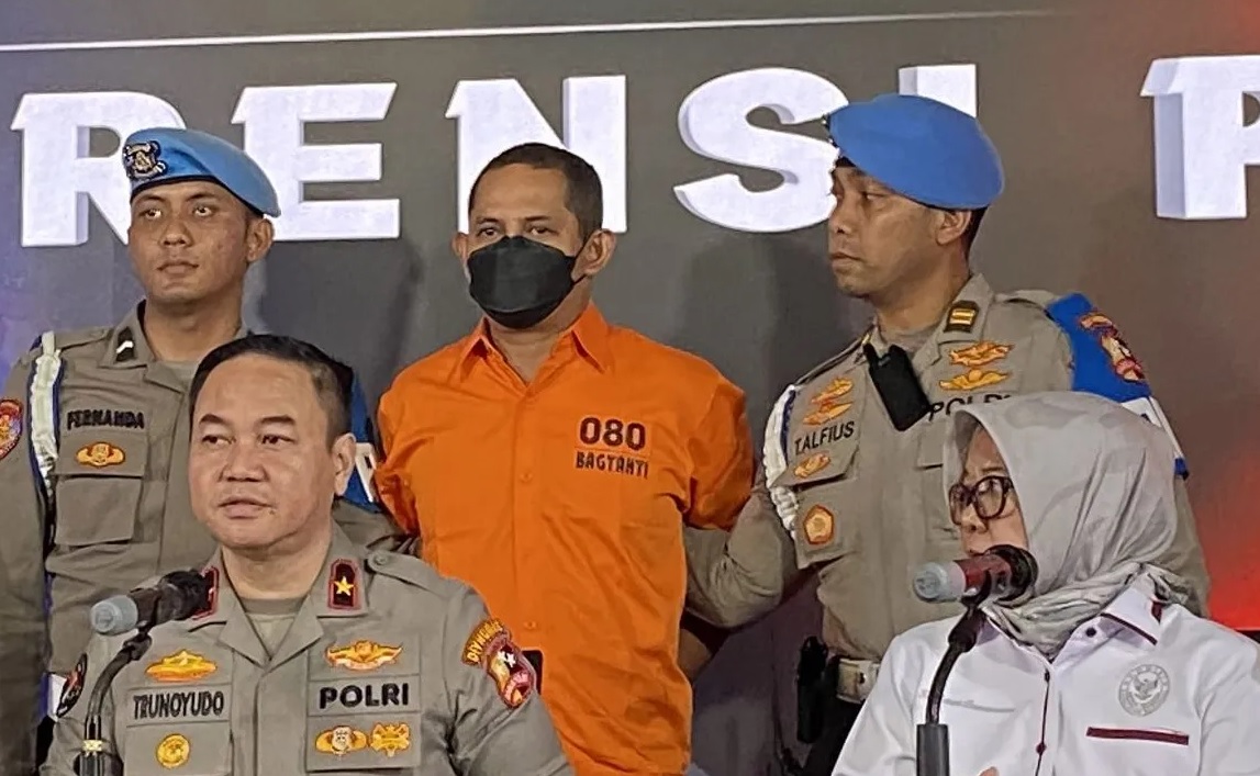 Karopenmas Divisi Humas Polri Brigjen Pol Trunoyudo Wisnu Andiko (kiri depan) bersama komisioner Kompolnas Ida Oetari Poernamasasi (kanan depan) menggelar konferensi pers kasus hukum AKBP Fajar Widyadharma Lukman Sumaatmaja (tengah) di Divisi Humas Polri, Jakarta, Kamis, (13/3/2025).