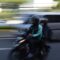 Pengendara ojek daring membawa penumpang di kawasan Mampang Prapatan, Jakarta, Selasa (11/3/2025). 