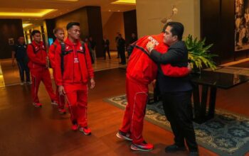 Ketua Umum PSSI Erick Thohir (kanan) menyalami pemain saat melepas pemain dan ofisial Timnas Indonesia menuju Australia di Jakarta, Minggu (16/3/2025). 