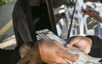 Warga mengambil STNK usai melakukan pembayaran pajak kendaraan bermotor di gerai pelayanan Samsat keliling.