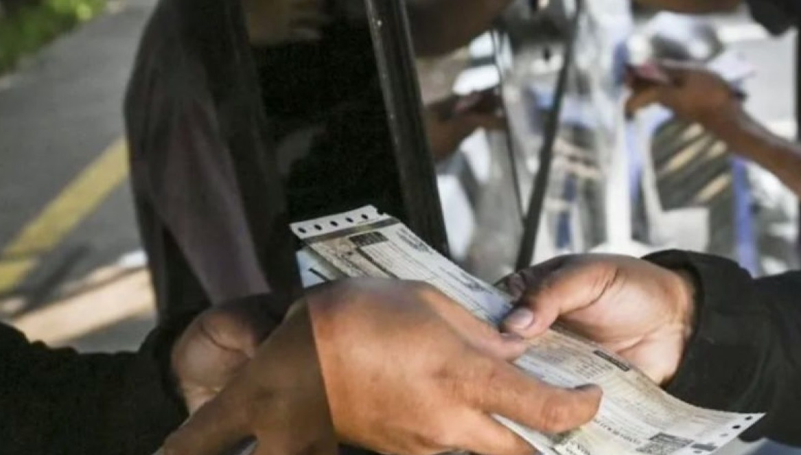Warga mengambil STNK usai melakukan pembayaran pajak kendaraan bermotor di gerai pelayanan Samsat keliling.