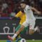 Pemain Indonesia Justin Hubner (kanan) berlari membawa bola melewati Nestory Irankunda dari Australia pada pertandingan sepak bola Kualifikasi Asia Piala Dunia FIFA 2026 antara Indonesia dan Australia di Stadion Gelora Bung Karno di Jakarta pada 10 September 2024. (Bay Ismoyo)