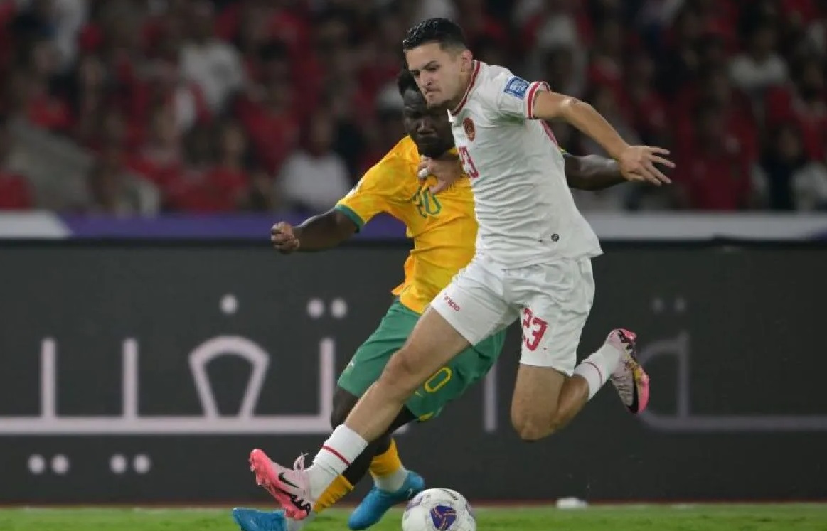 Pemain Indonesia Justin Hubner (kanan) berlari membawa bola melewati Nestory Irankunda dari Australia pada pertandingan sepak bola Kualifikasi Asia Piala Dunia FIFA 2026 antara Indonesia dan Australia di Stadion Gelora Bung Karno di Jakarta pada 10 September 2024. (Bay Ismoyo)