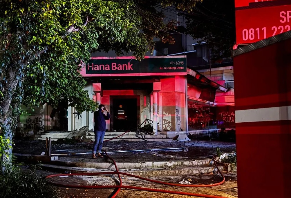 Sebuah bangunan bank milik Hana Bank yang berlokasi di Jalan Dago, Kota Bandung, mengalami kebakaran pada Sabtu (22/3) pukul 01.02 WIB. (Rubby Jovan Primananda)
