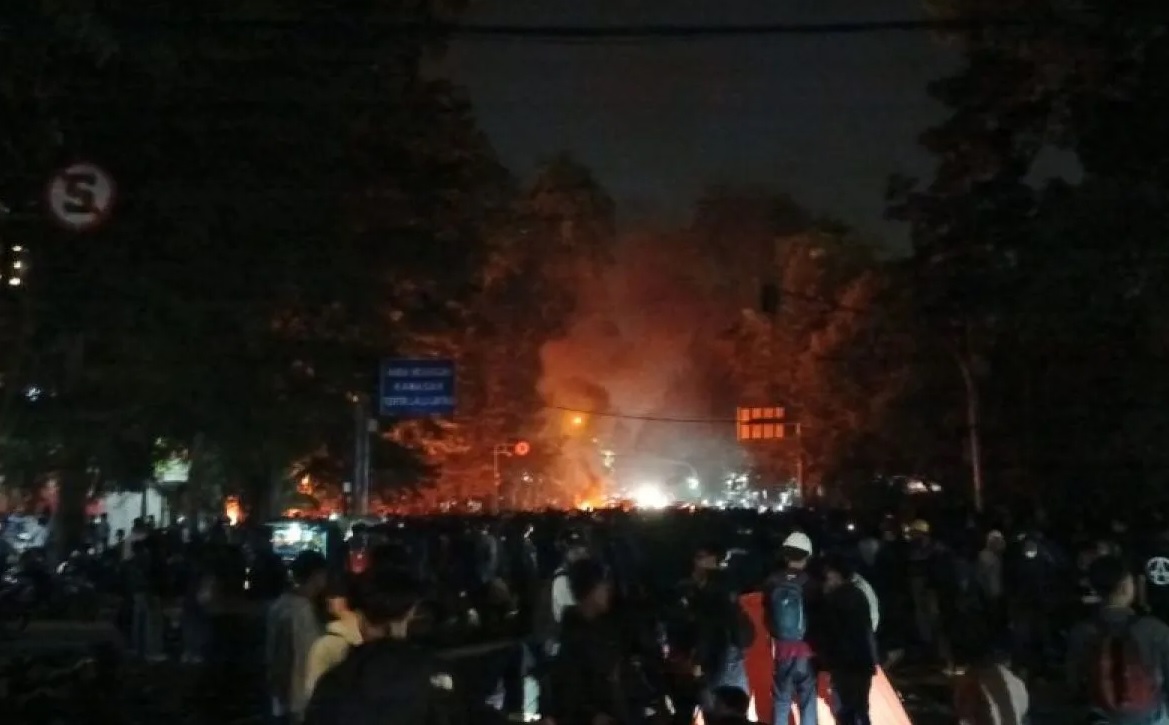 Situasi kerumunan masa dalam demonstrasi di depan Gedung DPRD Jawa Barat, Bandung, Jumat (21/3/2025).