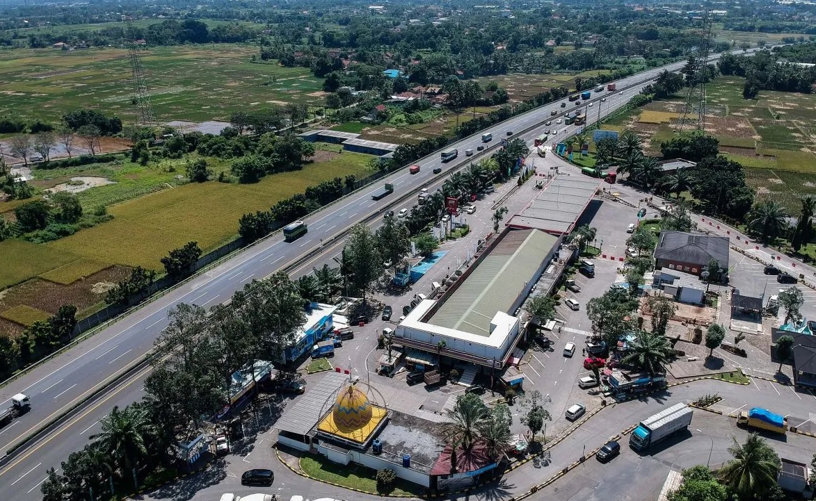 Foto udara kendaraan melintas di samping Rest Area KM 43, Balaraja, Kabupaten Tangerang, Jumat (21/3/2025). Menjelang arus mudik Lebaran, rest area yang berada di ruas Tol Tangerang - Merak tersebut mulai mendirikan fasilitas pos pengamanan, posko mudik, kantung parkir truk dan Stasiun Pengisian Kendaraan Listrik Umum (SPKLU).