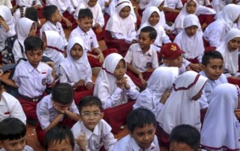 Sejumlah siswa mengikuti apel pagi di SD Negeri 1 Kota Ternate, Maluku Utara, Selasa (25/2/2025).