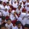 Sejumlah siswa mengikuti apel pagi di SD Negeri 1 Kota Ternate, Maluku Utara, Selasa (25/2/2025).