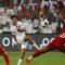 Pesepak bola Timnas Indonesia Rafael Struick (tengah) menendang bola yang dihadang pesepak bola Timnas Bahrain dalam pertandingan putaran ketiga Grup C Kualifikasi Piala Dunia zona Asia di Stadion Nasional Bahrain, Riffa, Bahrain, Kamis (10/10/2024).