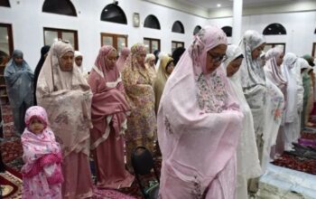 Umat Muslim melaksanakan ibadah shalat tarawih di Masjid Jami Al Huda Muhammadiyah, Tebet, Jakarta, Jumat (28/2/2025).