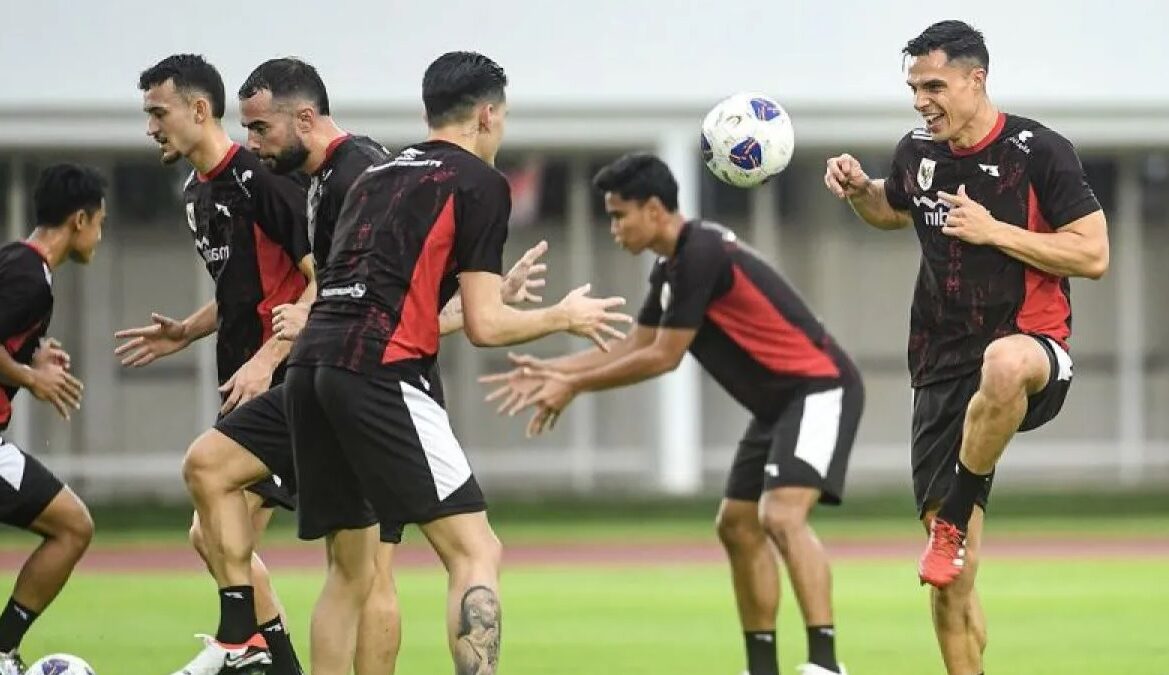 Timnas Indonesia melakukan latihan jelang pertandingan Kualifikasi Piala Dunia 2026 di Stadion Madya, komplek GBK, Senayan, Sabtu (22/3/2025).