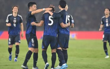 Pemain timnas Jepang Hidemasa Morita (nomor 5) berpelukan dengan rekan setimnya setelah mencetak gol ke gawang Indonesia di Stadion Utama Gelora Bung Karno (SUGBK), Jakarta, Jumat (15/11/2024).