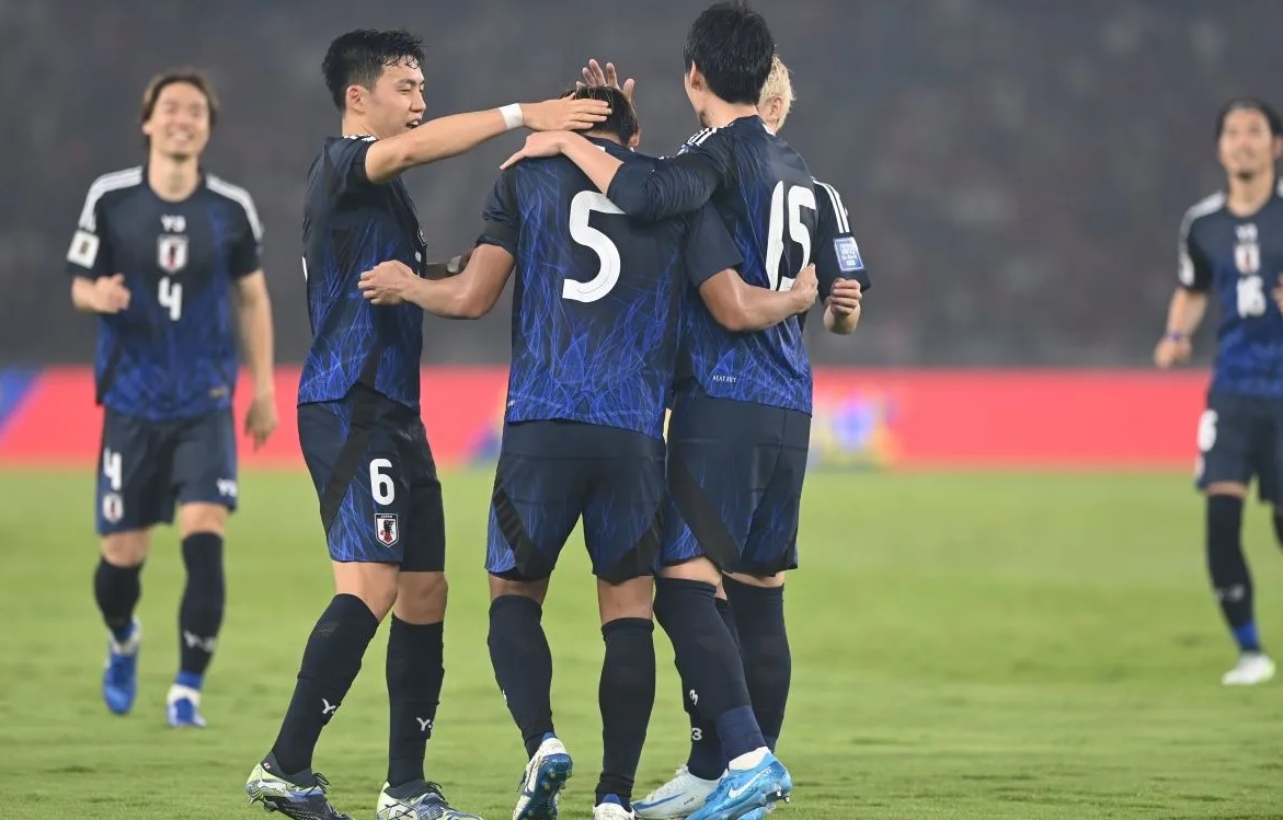 Pemain timnas Jepang Hidemasa Morita (nomor 5) berpelukan dengan rekan setimnya setelah mencetak gol ke gawang Indonesia di Stadion Utama Gelora Bung Karno (SUGBK), Jakarta, Jumat (15/11/2024).
