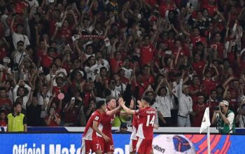 Pesepak bola Timnas Indonesia Ole Romeny (kedua kiri) berselebrasi bersama rekan setimnya usai mencetak gol ke gawang Timnas Bahrain dalam pertandingan Grup C putaran ketiga Kualifikasi Piala Dunia 2026 zona Asia di Stadion Utama Gelora Bung Karno, Senayan, Jakarta, Selasa (25/3/2025).