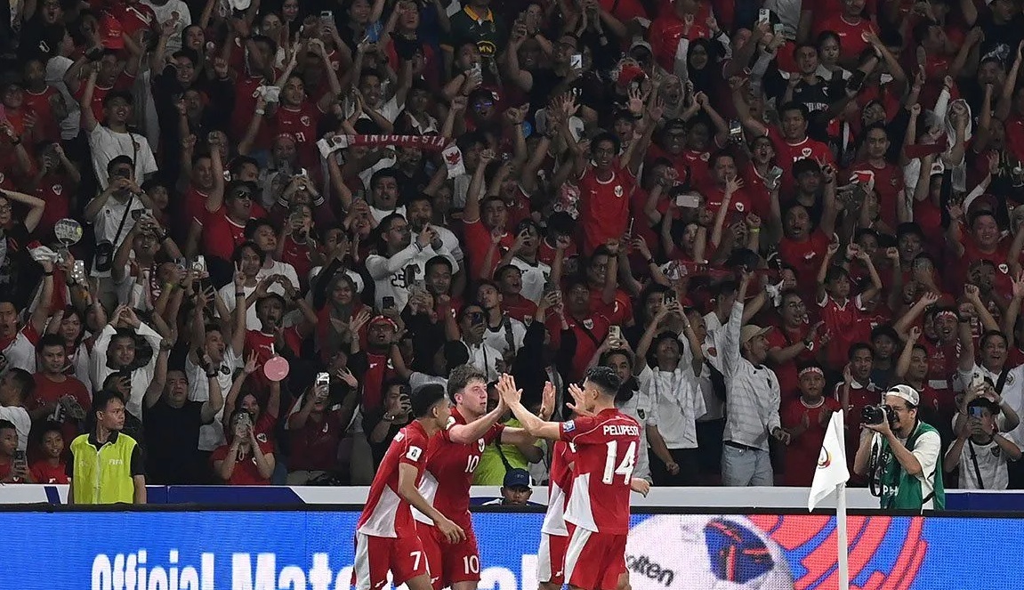 Pesepak bola Timnas Indonesia Ole Romeny (kedua kiri) berselebrasi bersama rekan setimnya usai mencetak gol ke gawang Timnas Bahrain dalam pertandingan Grup C putaran ketiga Kualifikasi Piala Dunia 2026 zona Asia di Stadion Utama Gelora Bung Karno, Senayan, Jakarta, Selasa (25/3/2025).