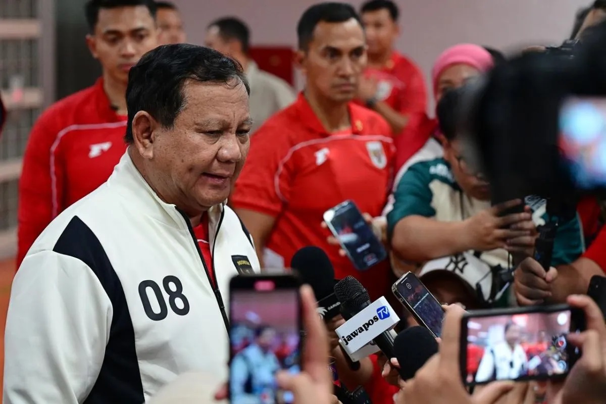 Presiden Prabowo Subianto memberikan pernyataan kepada pewarta setelah laga tim nasional Indonesia versus Bahrain di Stadion Utama Gelora Bung Karno, Jakarta, Selasa (25/3/2025). (Biro Pers Sekretariat Presiden)