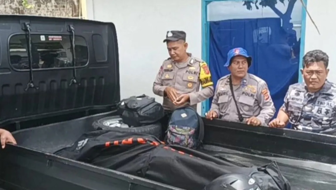 Tim SAR gabungan mengevakuasi jasad wisatawan asal Kabupaten Bekasi, Jawa Barat yang tenggelam di Pantai Ujunggenteng, Kecamatan Ciracap, Kabupaten Sukabumi, Jabar pada Sabtu (29/3/2025).