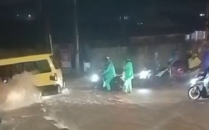 Tangkapan layar video banjir bandang di sekitar rest area Gunung Mas, Puncak, Kabupaten Bogor, Jawa Barat, Minggu (2/2/2025) malam. (Relawan dan Warga)