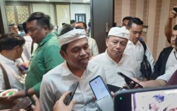Gubernur Jawa Barat Dedi Mulyadi dan Sekda Jabar Herman Suryatman saat memberikan keterangan di Gedung DPRD Jabar Bandung, Senin (3/3/2025).