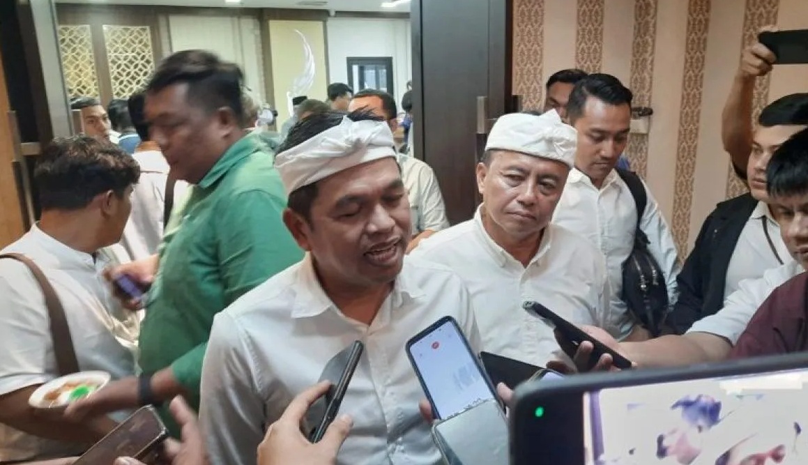 Gubernur Jawa Barat Dedi Mulyadi dan Sekda Jabar Herman Suryatman saat memberikan keterangan di Gedung DPRD Jabar Bandung, Senin (3/3/2025).
