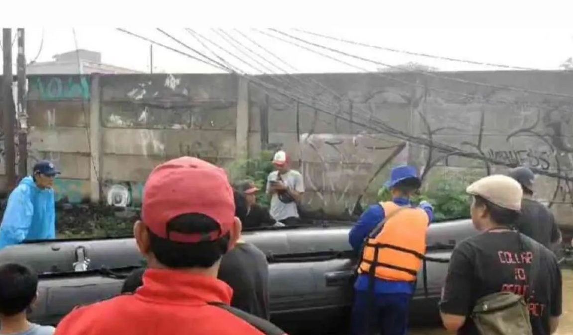 Sejumlah warga menyaksikan proses evakuasi korban terdampak banjir di Perumahan Pondok Gede Permai Jatiasih, Kota Bekasi dari area titik aman, Selasa siang. (Pradita Kurniawan Syah).