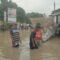 Banjir setinggi lutut orang dewasa masih menggenangi ruas jalan utama penghubung wilayah Kota dengan Kabupaten Bekasi di Desa Sriamur, Kecamatan Tambun Utara, Selasa siang. (Pradita Kurniawan Syah).
