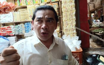 Aang Encis, suami korban yang terseret arus sungai Cipalabuan saat banjir bandang di kampung Gumelar, Kelurahan/ Kecamatan Palabuhanratu.(FOTO : NANDI/ RADARSUKABUMI)