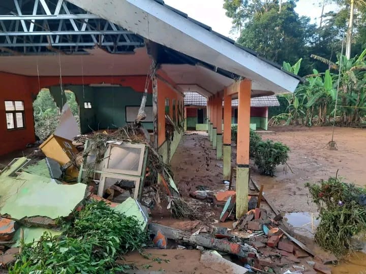 SDN Bojong Tugu, di Desa Langkapjaya, Kecamatan Lengkong, Kabupaten Sukabumi rusak.(FOTO : NANDI/ RADARSUKABUMI)