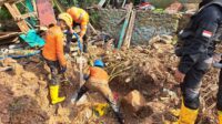 Detik-detik Tim SAR Temukan Tiga Warga yang Tertimbun Longsor di Simpenan