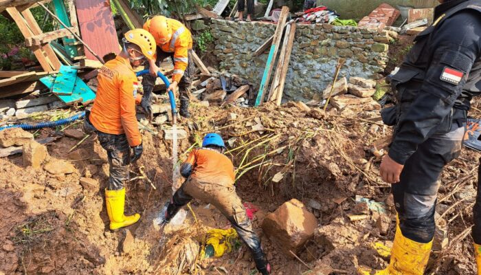 Detik-detik Tim SAR Temukan Tiga Warga yang Tertimbun Longsor di Simpenan