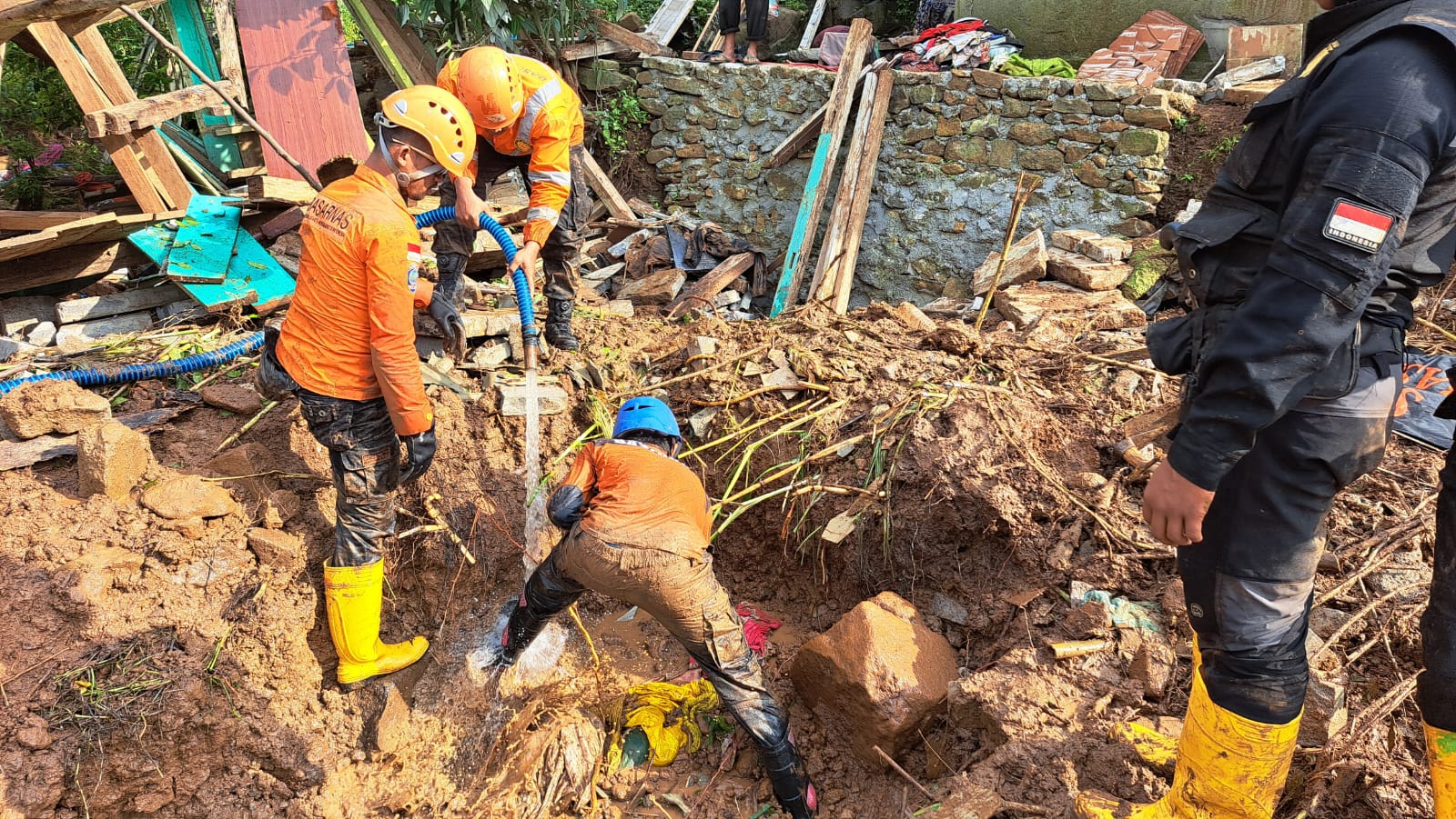 Tim Sar Gabungan saat evakuasi jasad korban di Kecamatan Simpenan, Kabupaten Sukabumi.(FOTO : UNTUK/ RADARSUKABUMI)