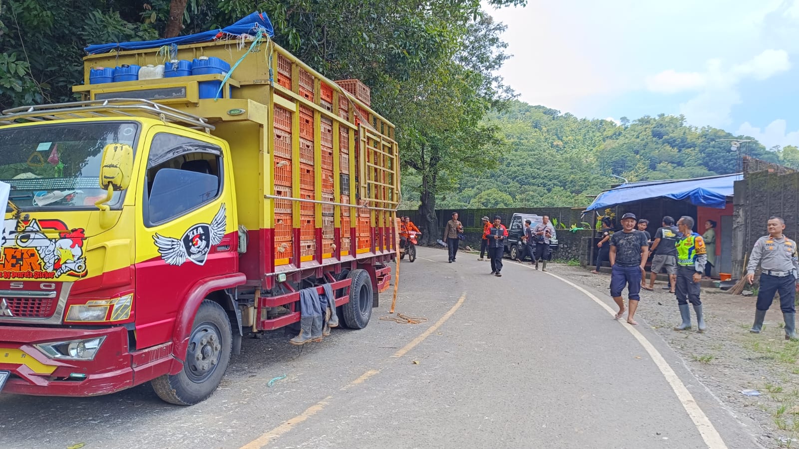 Suasana antrian kendaraan yang terjebak longsor d jalan Cimapag, Desa Loji, Kecamatan Simpenan.(FOTO : NANDI/ RADARSUKABUMI)