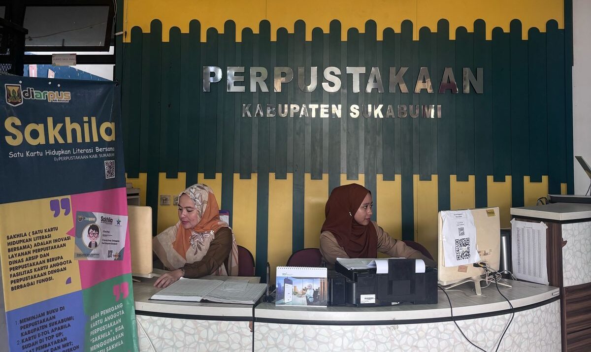 SUASANA : Sejumlah petugas Diarpus Kabupaten Sukabumi, saat berjaga di aula Perpustakaan Kabupaten Sukabumi.(FOTO : UNTUK RADAR SUKABUMI)