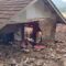 PERLU BANTUAN : Suasana rumah warga di kedusunan Kawungluwuk, Desa Cidadap, Kabupaten Sukabumi rusak.(FOTO : NANDI/ RADARSUKABUMI)