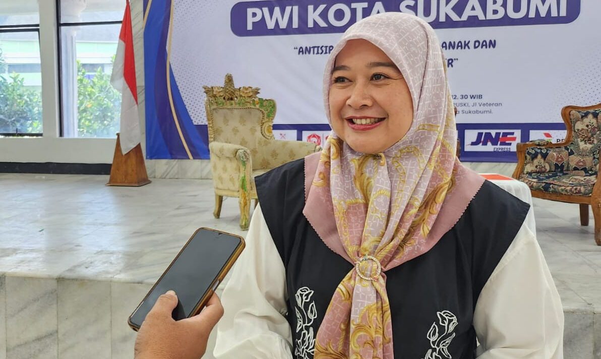 DIWAWANCARA: Kepala DP2KBP3A Kota Sukabumi, Yadi Mulyadi saat diwawancara Radar Sukabumi, Rabu (12/3). (FT: BAMBANG/RADARSUKABUMI)