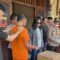 Jajaran kepolisian polsek Jampang Kulon, Polres Sukabumi saat mengamankan kedua pelaku dan barang bukti (FOTO : NANDI/ RADARSUKABUMI)