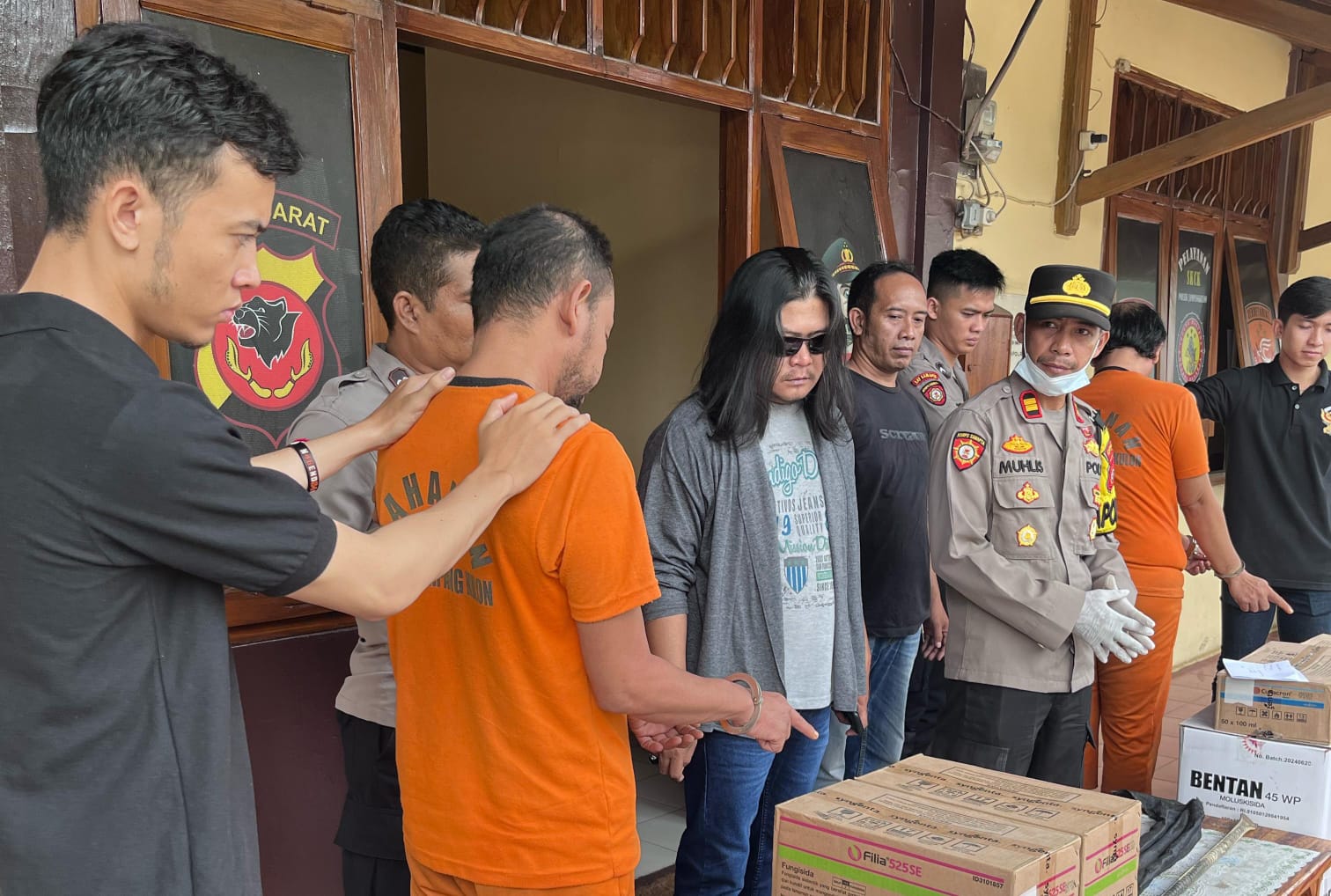 Jajaran kepolisian polsek Jampang Kulon, Polres Sukabumi saat mengamankan kedua pelaku dan barang bukti (FOTO : NANDI/ RADARSUKABUMI)
