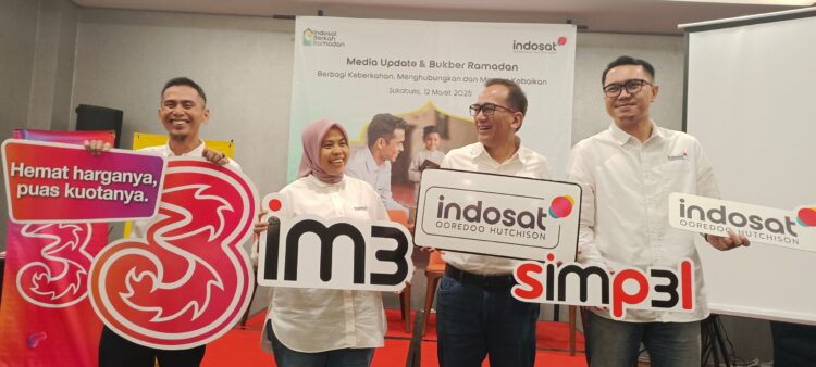 KOMPAK: Eric Danari selaku SVP – Head of Region Outer Jakarta (dua kanan) dan jajaran foto bersama di sela-sela acara Buka Puasa Bersama Indosat di Hotel Horison Sukabumi, Kamis (13/3). (sri/radarsukabumi)