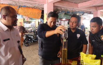 SIDAK: Satgas Pangan Polres Sukabumi Kota, menggandeng UPTD Metrologi Legal Kota Sukabumi melakukan Sidak produk minyak goreng merk Minyakita di beberapa toko Pasar Gudang, Jalan Tipar Gede, Kecamatan Citamiang.(FT: IST)