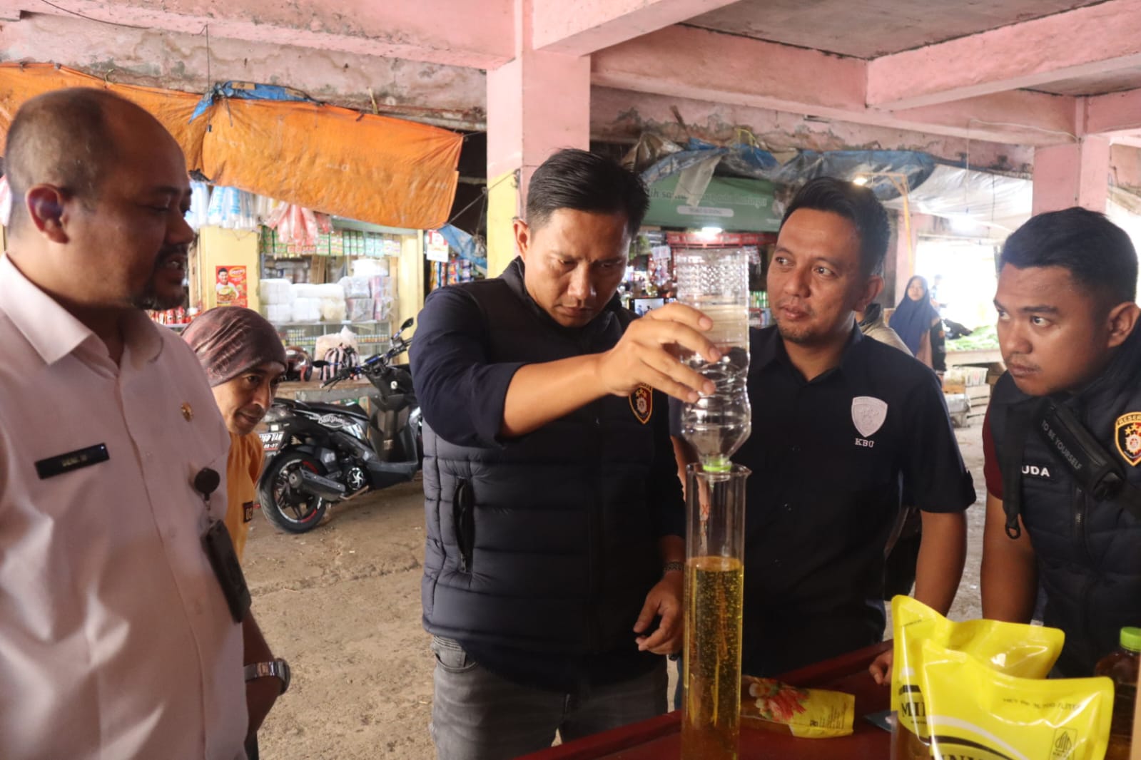SIDAK: Satgas Pangan Polres Sukabumi Kota, menggandeng UPTD Metrologi Legal Kota Sukabumi melakukan Sidak produk minyak goreng merk Minyakita di beberapa toko Pasar Gudang, Jalan Tipar Gede, Kecamatan Citamiang.(FT: IST)