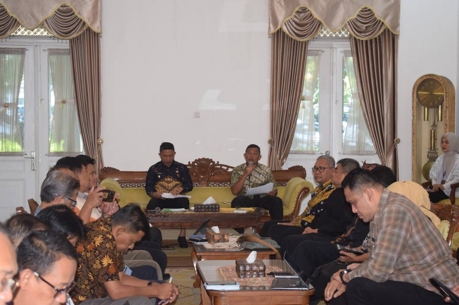 ARAHAN : Wakil Bupati Sukabumi, Andreas, saat memimpin rakor penyusunan RPJMD Kabupaten Sukabumi tahun 2025-2029 di Gedung Negara Pendopo Sukabumi, tepatnya di ruas Jalan Raya Ahmad Yani, Kecamatan Warudoyong, Kota Sukabumi pasa Kamis (14/03).(FOTO : UNTUK RADAR SUKABUMI)