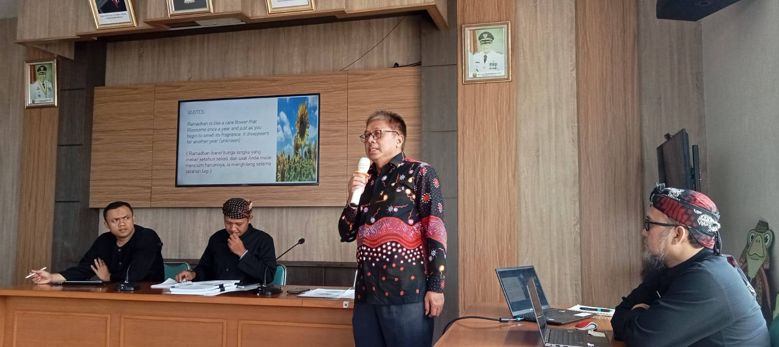 SAMBUTAN : Petugas Disdukcapil Kabupaten Sukabumi, saat memberikan sambutan pada FGD dalam rangka Forum Konsultasi Publik di ruang rapat aula Disdukcapil Kabupaten Sukabumi, Kecamatan Cisaat.(FOTO : UNTUK RADAR SUKABUMI)