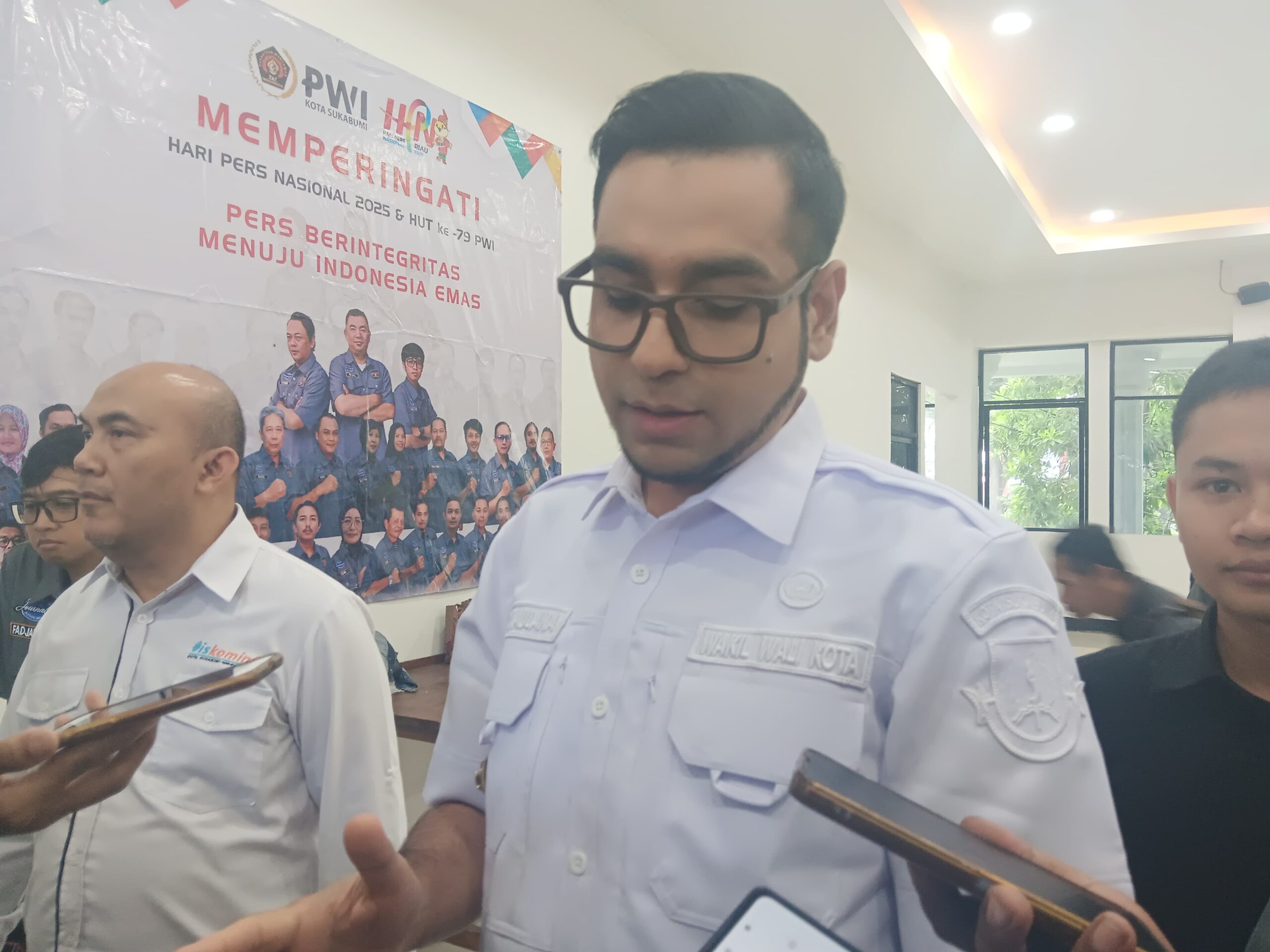 DIWAWANCARA: Wakil Walikota Sukabumi Bobby Maulana saat diwawancara Radar Sukabumi, Kamis (13/3). (FT: BAMBANG/RADARSUKABUMI )