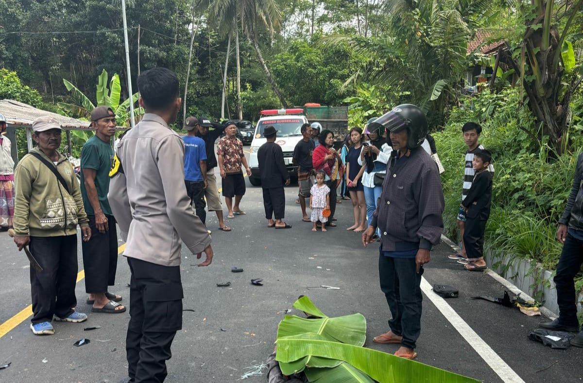 Suasana lokasi tabrakan di jalan raya Siliwangi tepatnya di kampung Puncak Malanding , Desa Sumberjaya Kecamatan Tegalbuleud, Kabupaten Sukabumi.(FOTO : UNTUK/ RADARSUKABUMI)